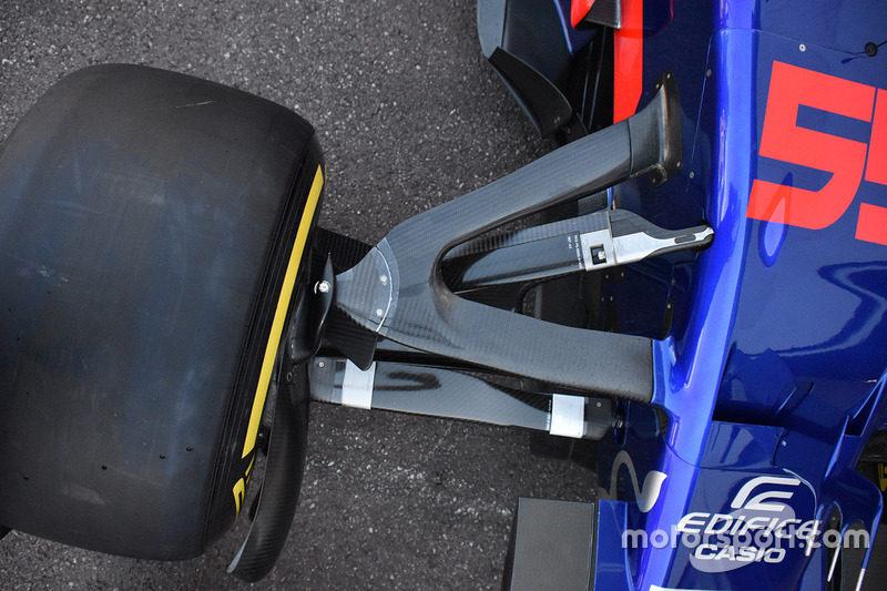 Scuderia Toro Rosso STR12 detalles de la suspensión delantera