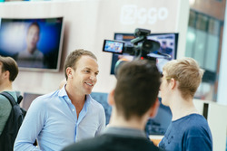 Robert Doornbos bij de Ziggo eBattle F1 op Hoog Catharijne in Utrecht