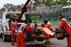 El coche de Fernando Alonso, McLaren MCL32 es movido de la pista