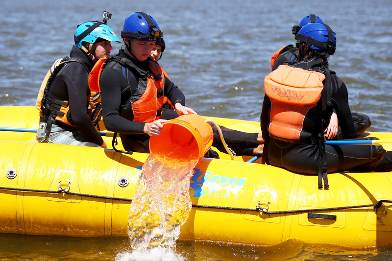 Pilotos de Red Bull hacen rafting en el río: Daniel Ricciardo, Max Verstappen, Daniil Kvyat y Carlos Sainz, Jr.