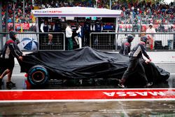 Механики Haas F1 Team катят по пит-лейну разбитый автомобиль VF-17 Ромена Грожана; на заднем плане Джеки Стюарт и гонщик Williams Фелипе Масса