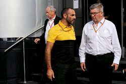 Jérôme Stoll, Directeur de Renault Sport F1, Cyril Abiteboul, directeur général de Renault Sport F1 et Ross Brawn, directeur de la compétition du Formula One Group, dans le motorhome McLaren