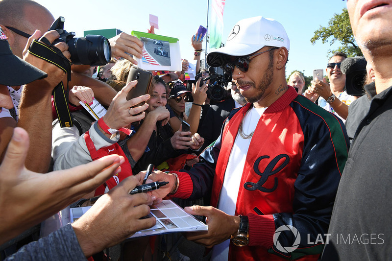 Lewis Hamilton, Mercedes AMG F1 signs autographs for the fans