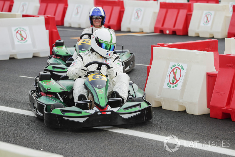 David Coulthard corre contra el futbolista Christian Karembeu en kart