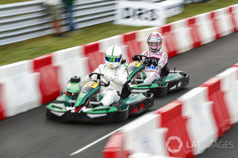 Sergio Perez, Force India, compite contra el futbolista Michel Salgado en kart