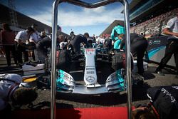 The Mercedes team make final preparations to the car of Lewis Hamilton, Mercedes AMG F1 W08