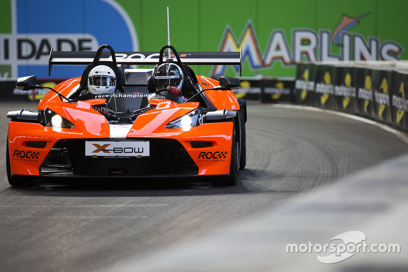 Helio Castroneves maneja el KTM X-Bow Comp R