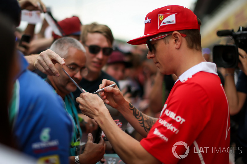 Kimi Raikkonen, Ferrari signs autographs for the fans