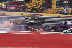 Daniil Kvyat, Scuderia Toro Rosso STR12, Fernando Alonso, McLaren MCL32, Max Verstappen, Red Bull Racing RB13, collide at the start