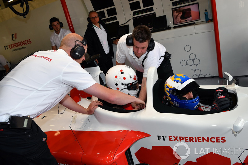 Дэвид Салинс, F1 Experiences, и журналист Джонатан Нобл