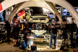 Mechanics working on the car of #106 Peugeot Sport Peugeot 3008 DKR: Stéphane Peterhansel, Jean-Paul Cottret
