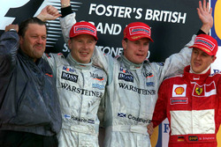 Podyum: Yarış galibi David Coulthard, McLaren, 2. Mika Hakkinen, McLaren, 3. Michael Schumacher, Ferrari ve Norbert Haug, Mercedes Sport Başkanı