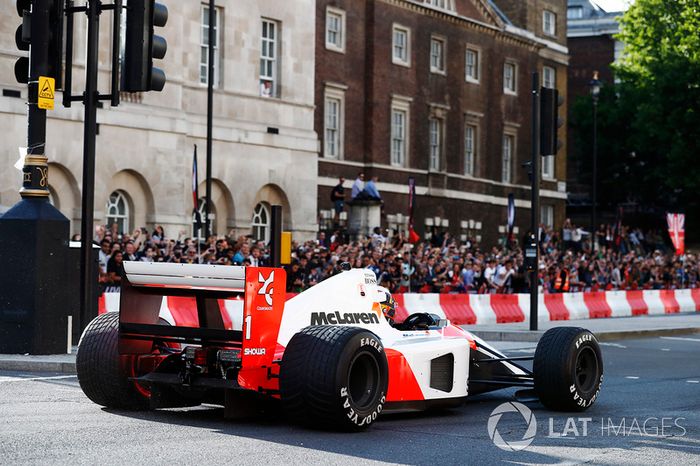 Stoffel Vandoorne, McLaren, en el1991 McLaren MP4/6 de Ayrton Senna