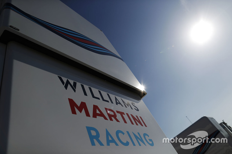 El logo de Williams y franjas Martini en el motorhome del equipo