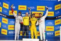 Podium: Race winner Gabriele Tarquini, LADA Sport Rosneft, Lada Vesta; second place Tom Chilton, Séb