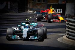 Valtteri Bottas, Mercedes AMG F1 W08, Max Verstappen, Red Bull Racing RB13