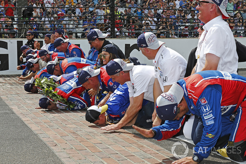 Takuma Sato, Andretti Autosport Honda besa la yarda de ladrillos con su equipo