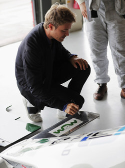 Nico Rosberg signs a Williams FW07