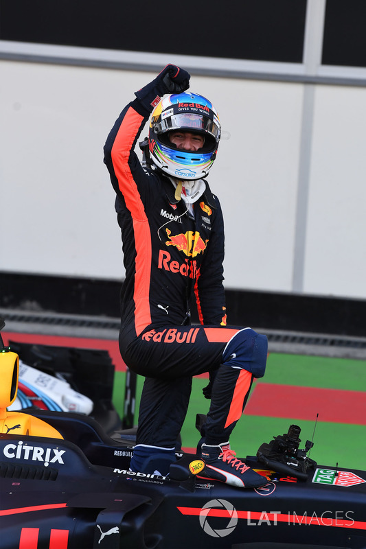 Il vincitore della gara Daniel Ricciardo, Red Bull Racing festeggia nel parco chiuso