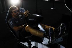 Fernando Alonso, McLaren, gioca a un simulatore nella Gamezone