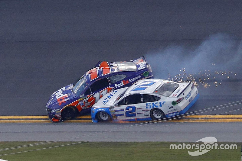 Denny Hamlin, Joe Gibbs Racing Toyota, Brad Keselowski, Team Penske Ford contatto