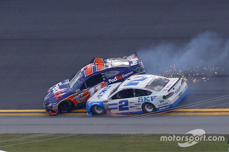 Unfall: Denny Hamlin, Joe Gibbs Racing, Toyota; Brad Keselowski, Team Penske, Ford