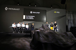Bob Bell, Directeur technique Renault Sport F1 Team avec Cyril Abiteboul, directeur général Renault Sport F1; Jerome Stoll, Président de Renault Sport Racing; Thierry Koskas, Vice-Président des ventes et du marketing de Renault; Louise Ekland, Présentatrice; Jolyon Palmer, Renault Sport F1 Team; Sergey Sirotkin, troisième pilote Renault Sport F1 Team