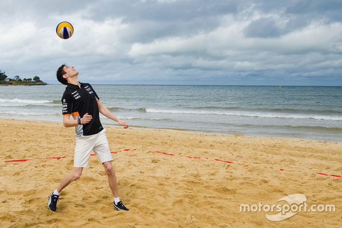 Esteban Ocon, Sahara Force India F1 Team en la playa Brighton
