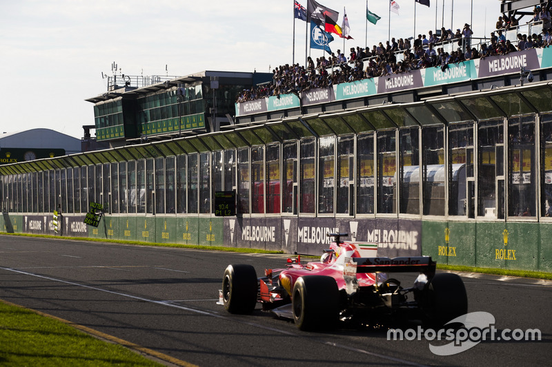 Sebastian Vettel, Ferrari SF70H, pasa su letrero