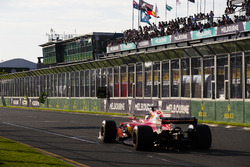 Sebastian Vettel, Ferrari SF70H, scheurt langs het team