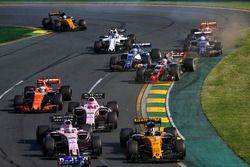 Nico Hulkenberg, Renault Sport F1 Team RS17 et Sergio Perez, Sahara Force India F1 VJM10