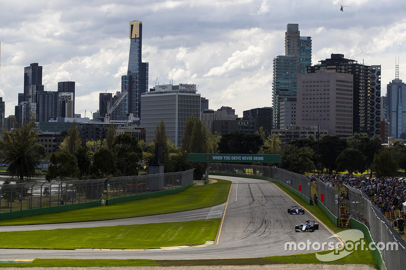 Antonio Giovinazzi, Sauber C36, precede Carlos Sainz Jr., Scuderia Toro Rosso STR12