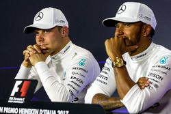 Conférence de presse : le vainqueurLewis Hamilton, Mercedes AMG F1, le deuxième, Valtteri Bottas, Mercedes AMG F1