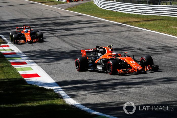 Stoffel Vandoorne, McLaren MCL32 y Fernando Alonso, McLaren MCL32