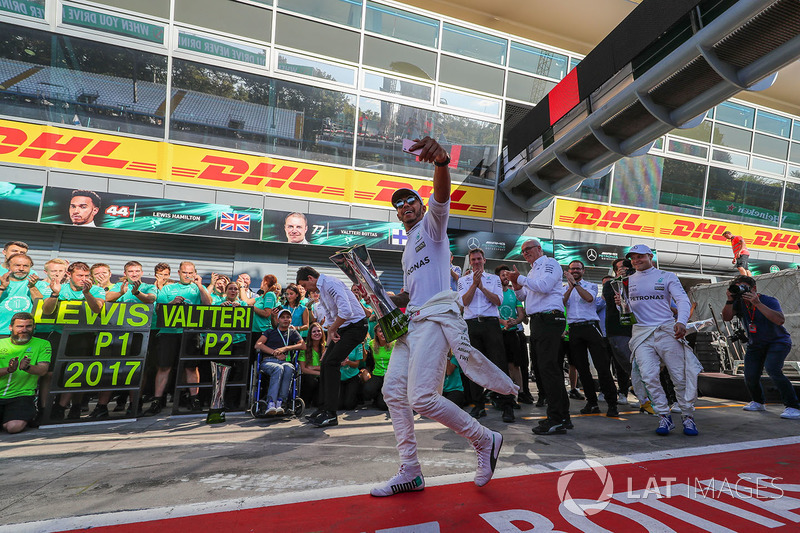 Race winner Lewis Hamilton, Mercedes AMG F1 and Valtteri Bottas, Mercedes AMG F1 celebrate, the team and the trophies