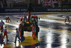 Bergung des Unfallautos von Max Verstappen, Red Bull Racing RB13