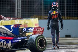 Daniil Kvyat, Scuderia Toro Rosso, loopt weg van zijn beschadigde auto