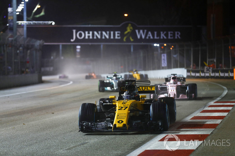 Nico Hulkenberg, Renault Sport F1 Team RS17 precede Sergio Perez, Sahara Force India F1 VJM10 e Valtteri Bottas, Mercedes AMG F1 W08
