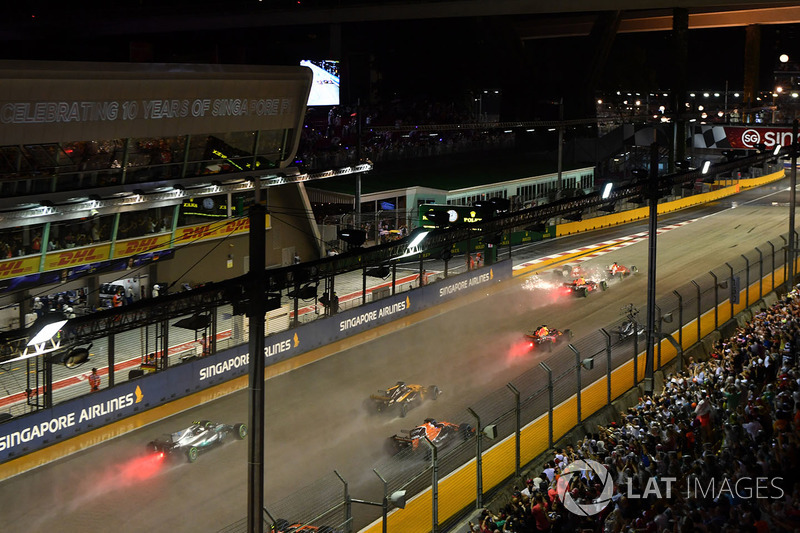 Choque de Sebastian Vettel, Ferrari SF70H, Kimi Raikkonen, Ferrari SF70H y Max Verstappen, Red Bull Racing RB13 en la arrancada