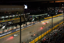 L'incidente tra Sebastian Vettel, Ferrari SF70H, Max Verstappen, Red Bull Racing RB13 e Kimi Raikkon