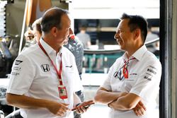 Jonathan Neale, directeur général de McLaren, Yusuke Hasegawa, Honda