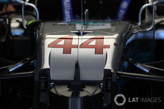 Coche de  Lewis Hamilton, Mercedes-Benz F1 W08 Hybrid en el garage