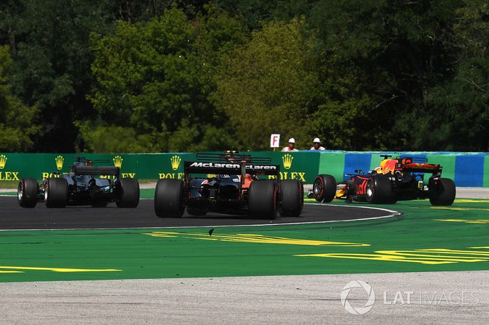 Mas, logo de cara, a primeira tensão entre companheiros: Verstappen colidiu em Ricciardo, que abandonou. Desastre para a Red Bull.