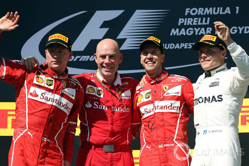 Podio: ganador de la carrera Sebastian Vettel, Ferrari, segundo lugar Kimi Raikkonen, Ferrari, y tercer lugar Valtteri Bottas, Mercedes AMG F1 con Jock Clear, Ferrari jefe de ingenieros
