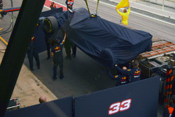 La Red Bull Racing RB13 de Max Verstappen, Red Bull Racing est ramenée aux stands