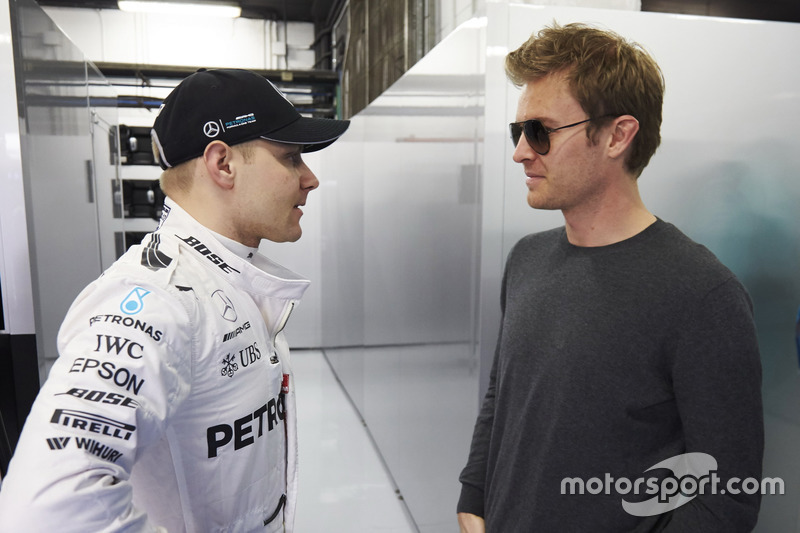 Valtteri Bottas, Mercedes F1 Team talks to world champion Nico Rosberg