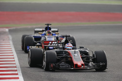 Romain Grosjean, Haas F1 Team VF-17, devant Pascal Wehrlein, Sauber C36