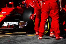 Un neumático de Pirelli se cambia en el SF70H de Sebastian Vettel Ferrari durante una parada en boxe