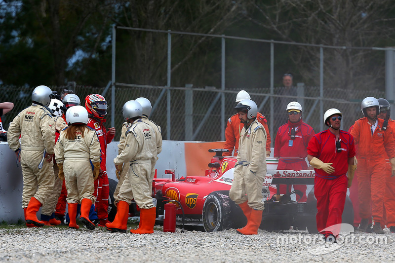 Kimi Raikkonen, Ferrari SF70H, usai kecelakaan