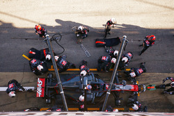 Romain Grosjean, Haas F1 Team VF-17, s'arrête aux stands